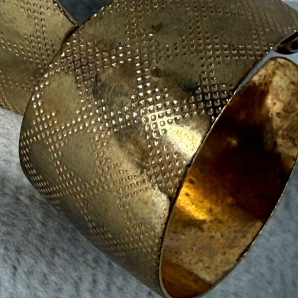 Textured Gold Tone 3/4 Hoop Earrings Pierced Post Back Heart Pattern Engraved - Picture 9 of 16